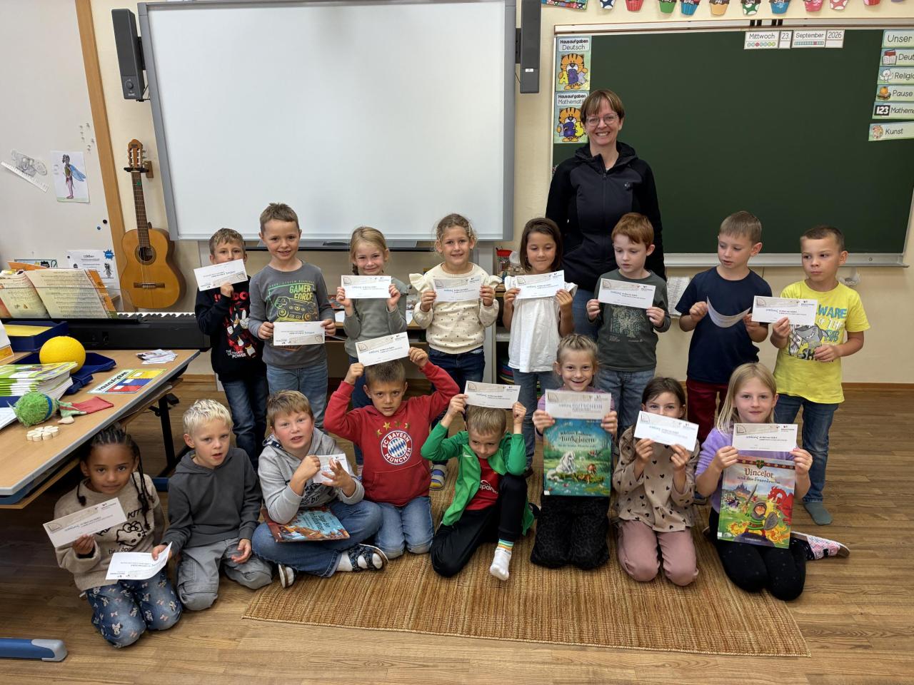 Schülerinnen und Schüler der 1. Klasse Neußerling stehen vor der Tafel